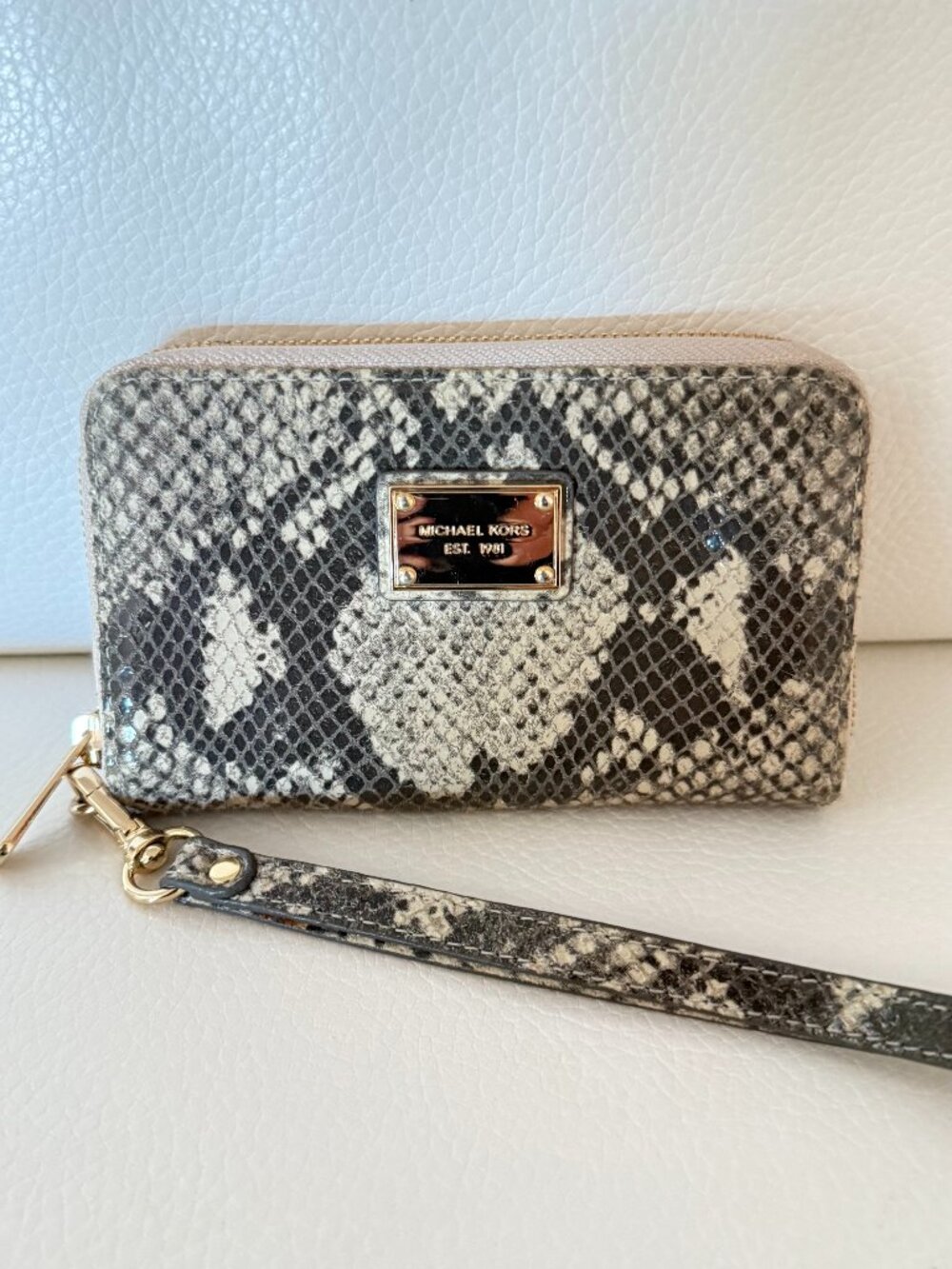 MICHAEL KORS TAN GRAY SNAKESKIN PRINT ZIP AROUND WRISTLET WALLET GOLD PLAQUE
